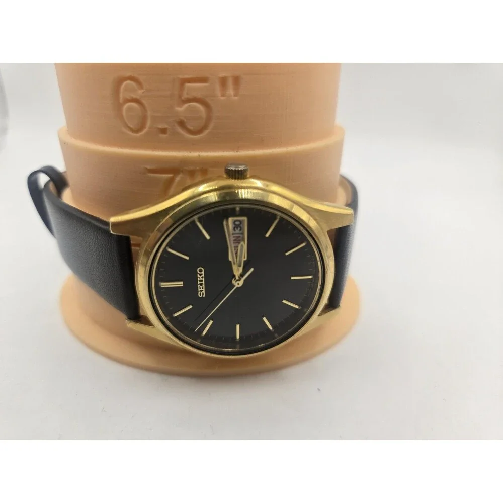 Seiko 7N43-8A99 Quartz Day/Date Vintage Men’s Watch. New Leather Band + Batt.